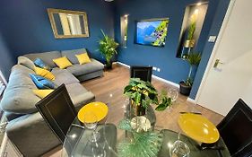 Cozy Two Bedroom - A Stroll From Gardens To Beach - With Parking